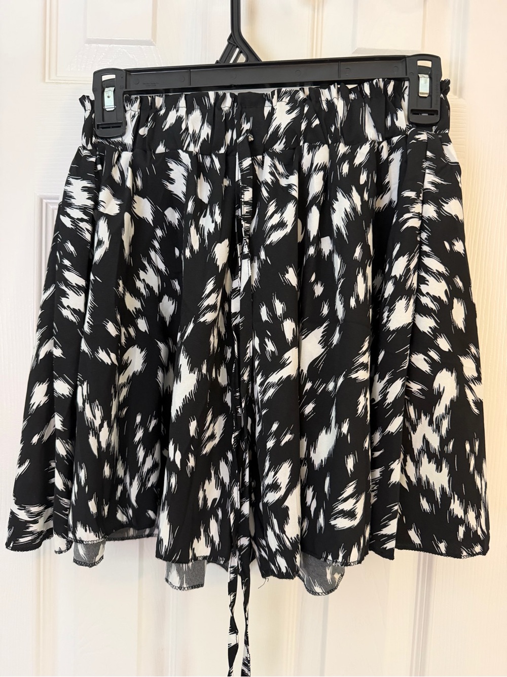 Black & White Printed Flowy Shorts - Women (Size S)